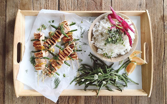 20 Minute Meals: Salmon Kebabs, Coconut Rice & Garlic Green Beans | Food Bloggers of Canada