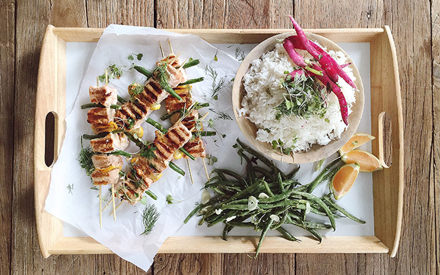 20 Minute Meals: Salmon Kebabs, Coconut Rice & Garlic Green Beans | Food Bloggers of Canada