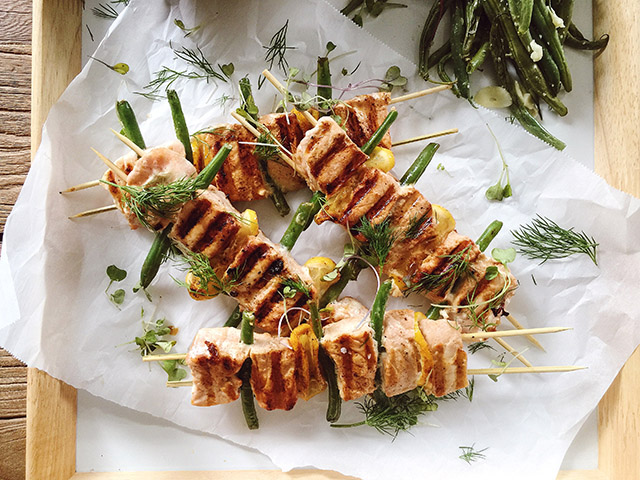20 Minute Meals: Salmon Kebabs, Coconut Rice & Garlic Green Beans | Food Bloggers of Canada