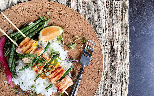 20 Minute Meals: Salmon Kebabs, Coconut Rice & Garlic Green Beans | Food Bloggers of Canada
