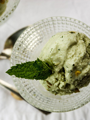 Pistachio Mint Frozen Yogurt | The Food Blog