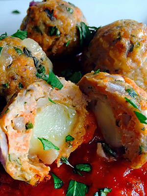 Meatballs Stuffed With Mozzarella | Everyday on Occasion