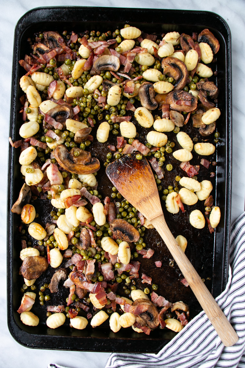 Sheet pan with gnocchi, mushrooms and peas